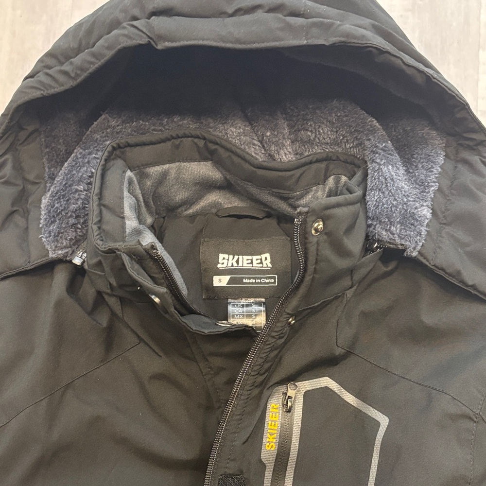 Skieer Waterproof Ski Jacket with detachable hood. Inside pockets. Size small. - Picture 8 of 10